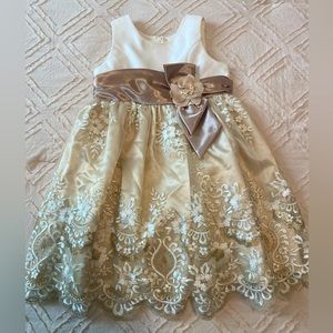 Girls size 4 Christmas dress like new very good condition